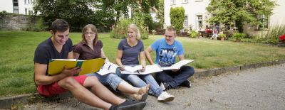 Schüler sitzen vor dem Gebäude Fachschule Kupferzell